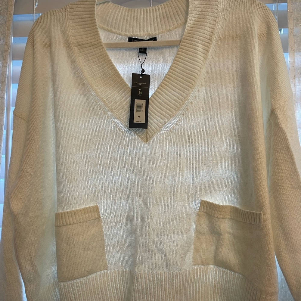Banana Republic white v neck pullover with pockets